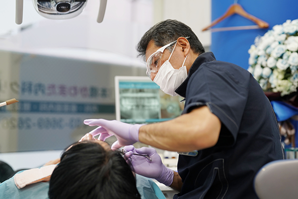 歯と歯茎の健康管理を最新の治療技術と設備で行います